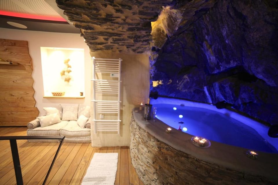 Hot Tub, Swimming pool