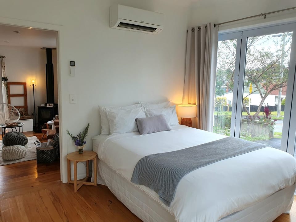 Bed, Photo of the whole room, Bedroom, air conditioner