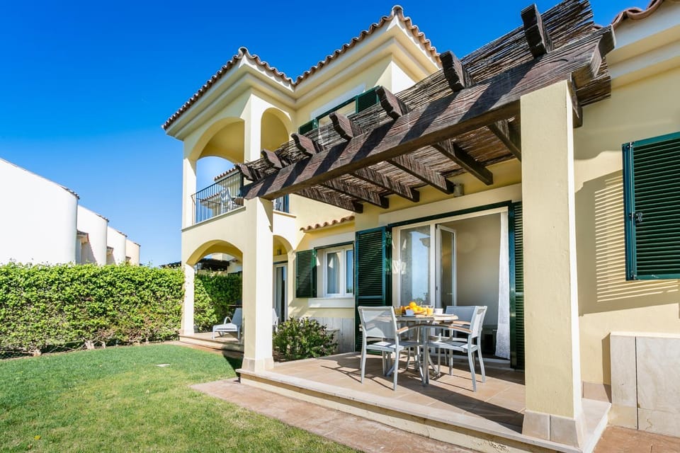 Property building, Facade/entrance, Garden, Balcony/Terrace