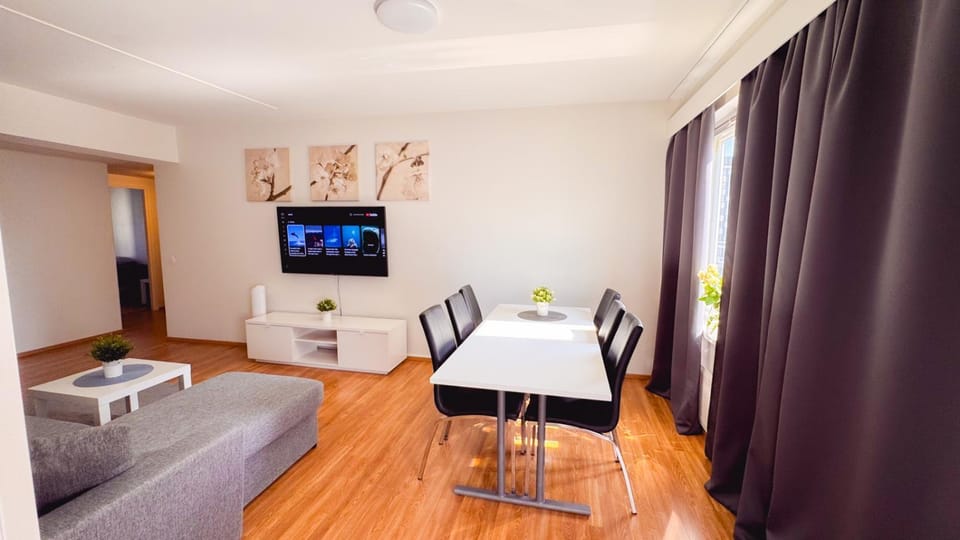 TV and multimedia, Living room, Seating area, Dining area