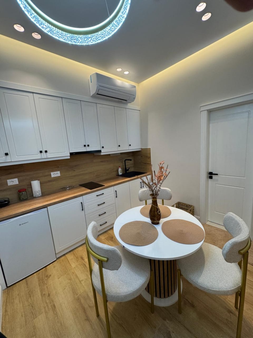 Kitchen or kitchenette, Seating area, Dining area, toaster, kitchen