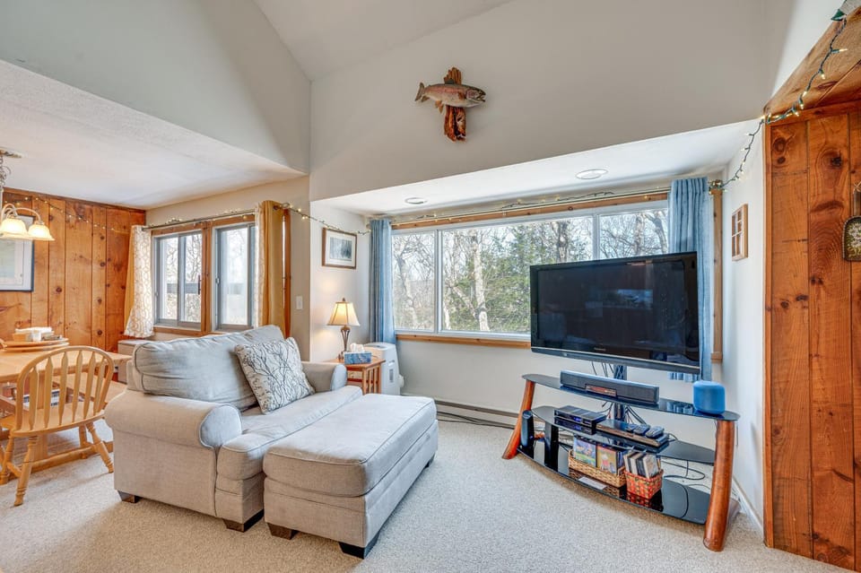 Mountain Resort Condo with King Bed Suite House in Campton