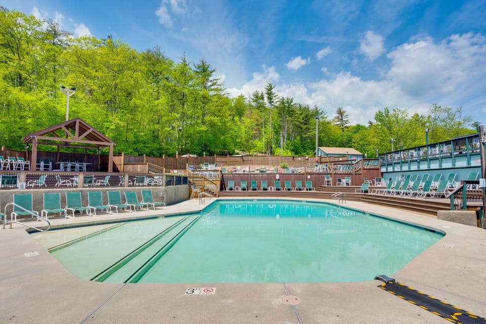 Mountain Resort Condo with King Bed Suite House in Campton