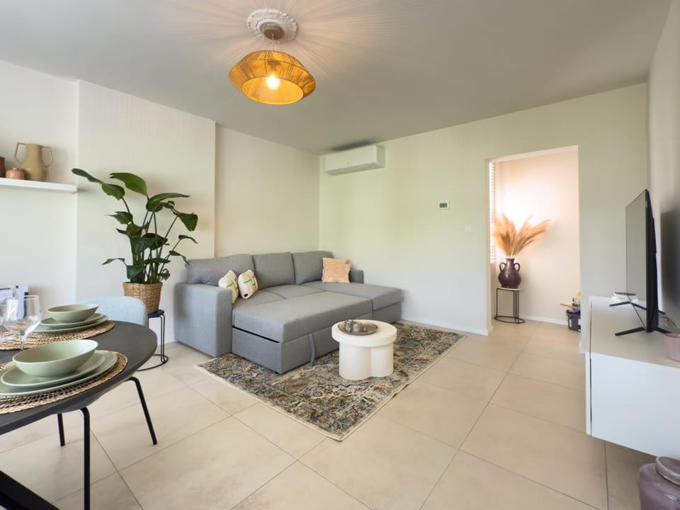 TV and multimedia, Living room, Seating area, air conditioner