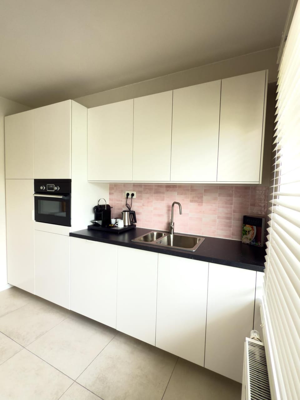 Coffee/tea facilities, Kitchen or kitchenette, dishwasher, oven, stove