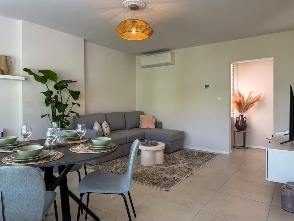 Living room, Seating area, Dining area