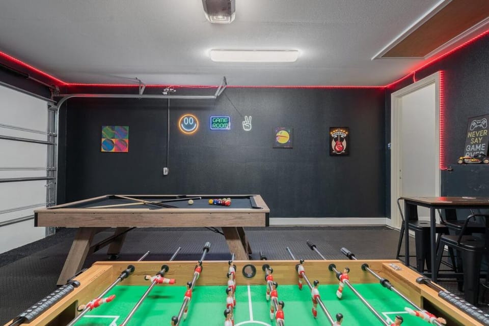 Modern 4BR Retreat, Hot Tub, Game Room near DFW House in Irving