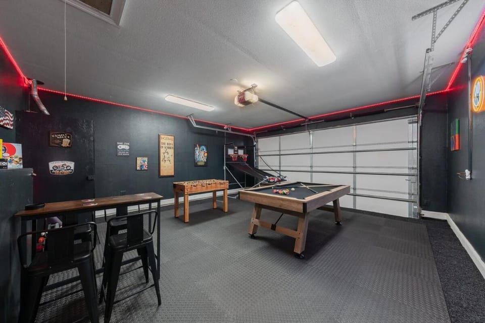 Modern 4BR Retreat, Hot Tub, Game Room near DFW House in Irving