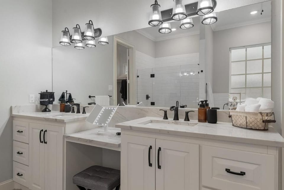 Modern 4BR Retreat, Hot Tub, Game Room near DFW House in Irving