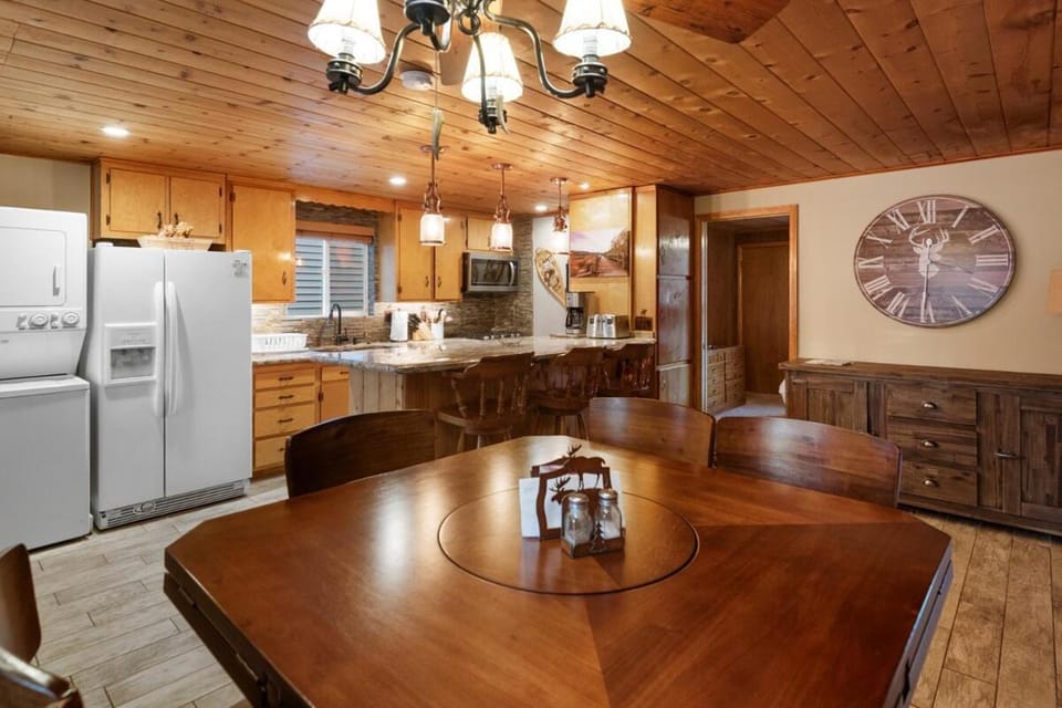 Little Red Cabin with a Hot Tub BBQ plus large Yard Cabin in Southern California