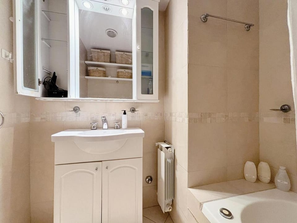 Shower, Toilet, Bath, towels