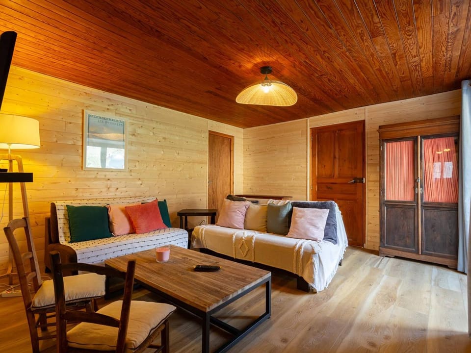 Maison à Génos pour 8, proche lac, jardin et poêle à bois - FR-1-695-73 House in Catalonia