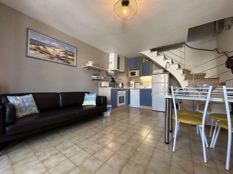 Appartement Duplex P3 Climatisé Proche Plage - FR-1-250-303 Apartment in Le Grau-du-Roi