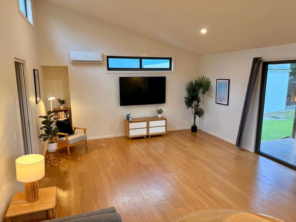 Beach Holiday Home - Walk to Main Street Cowes & Short Drive to Island Attractions House in Cowes