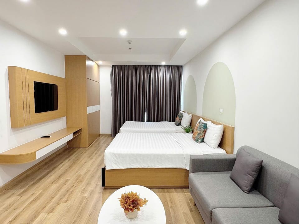 Bed, TV and multimedia, Seating area, Bedroom