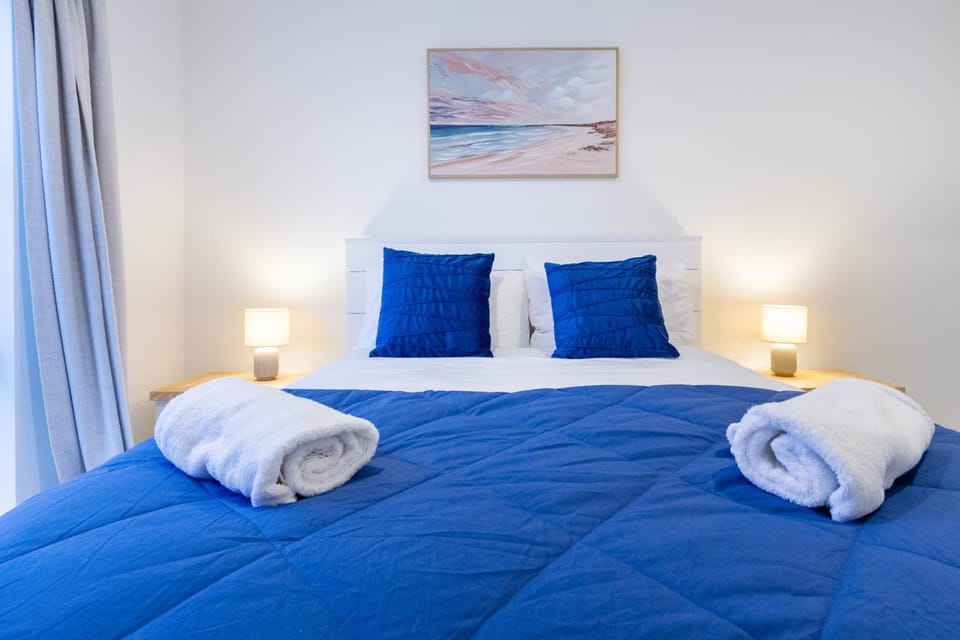 Bed, Photo of the whole room, Bedroom, towels