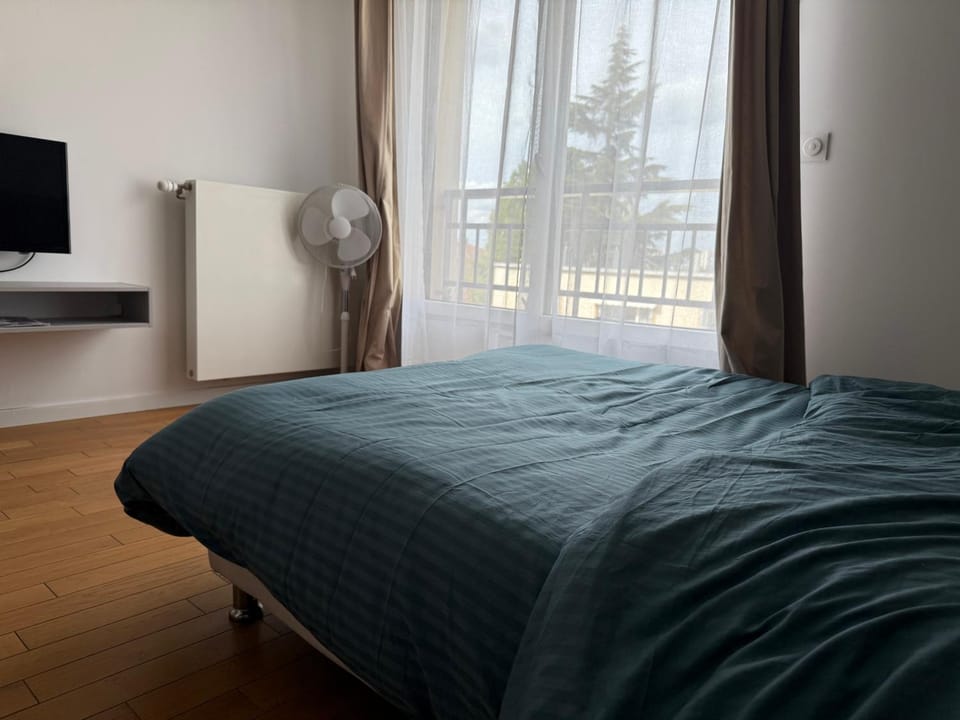 Bed, TV and multimedia, Photo of the whole room, Bedroom