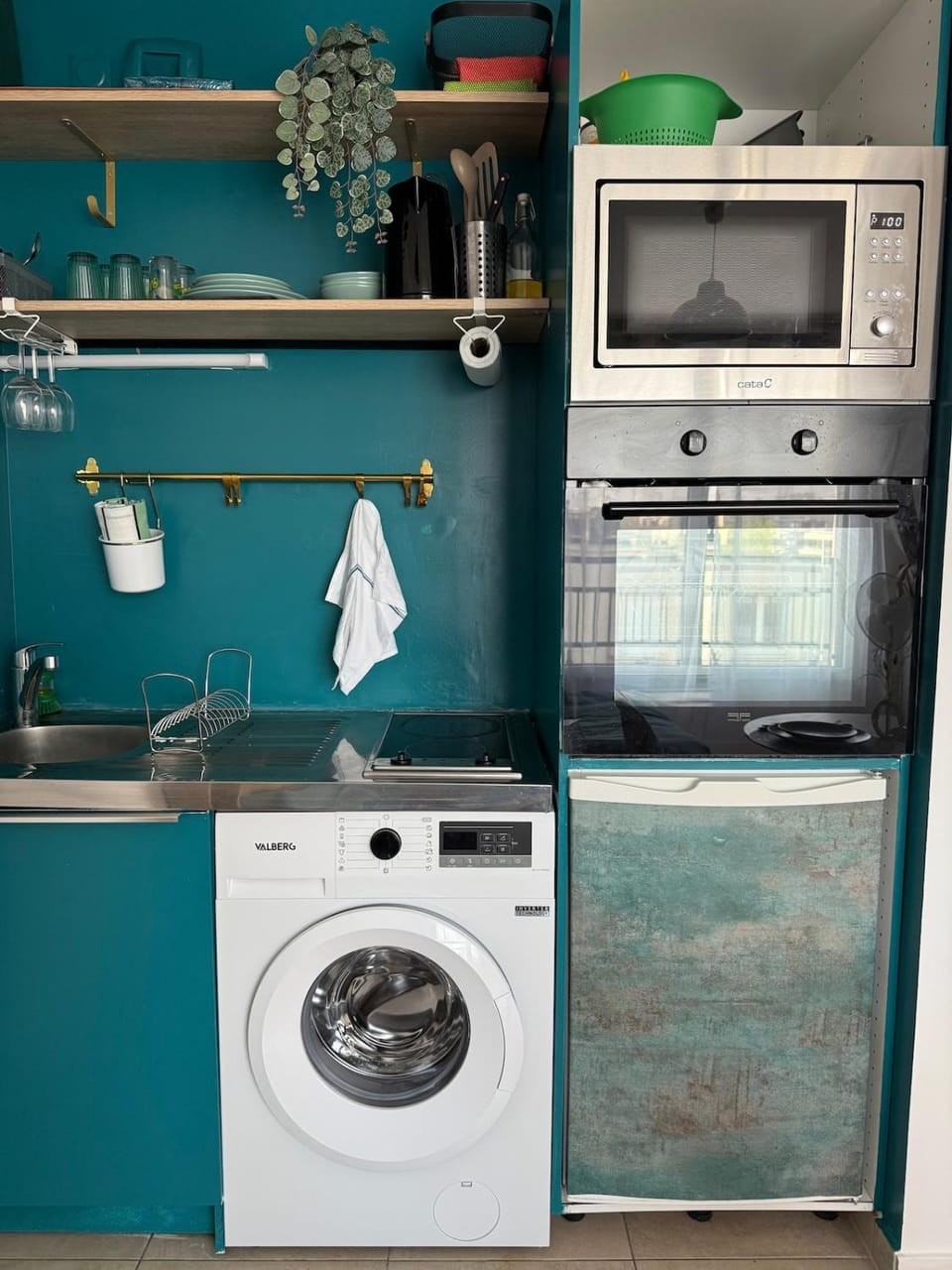 Kitchen or kitchenette, washing machine
