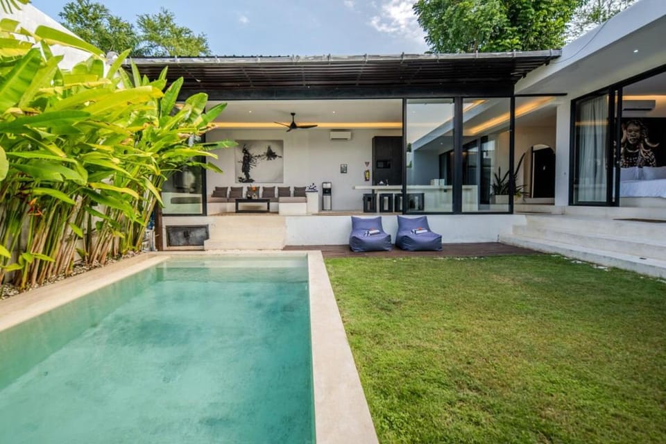 Property building, Garden, Living room, Seating area, Garden view, Pool view, Swimming pool, sunbed
