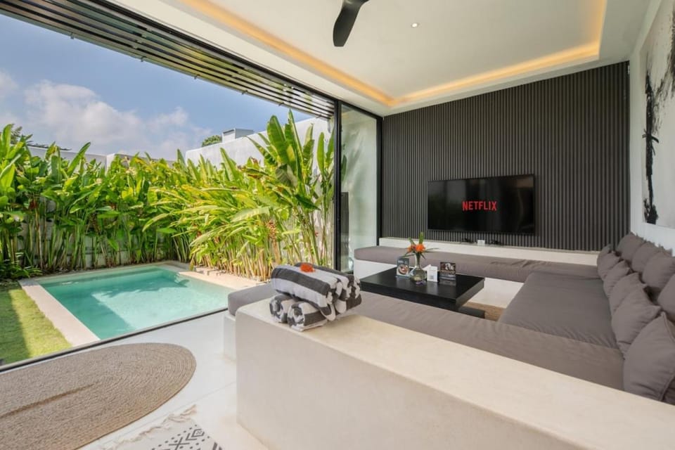 Communal lounge/ TV room, TV and multimedia, Living room, Seating area, Garden view, Swimming pool