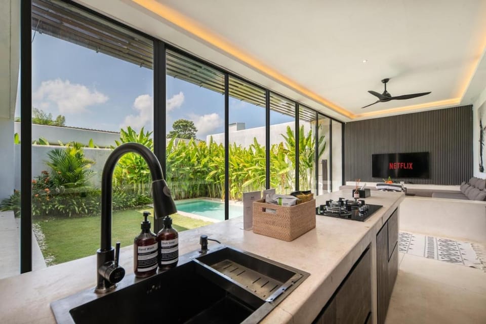 TV and multimedia, Kitchen or kitchenette, Dining area, Garden view, Pool view, Swimming pool
