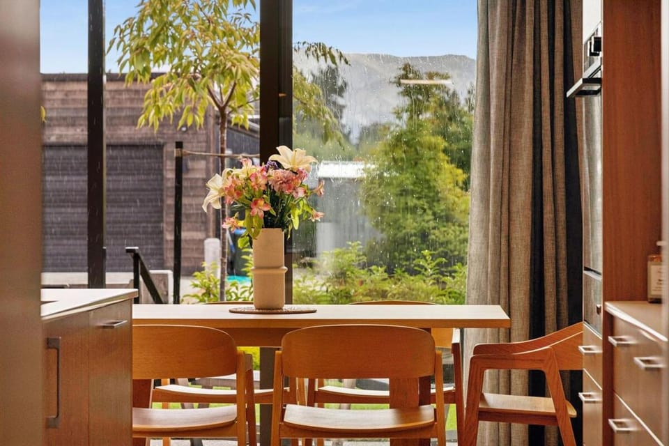 Wanaka Luxury, Outdoor Fire, Sleeps 8 House in Wanaka