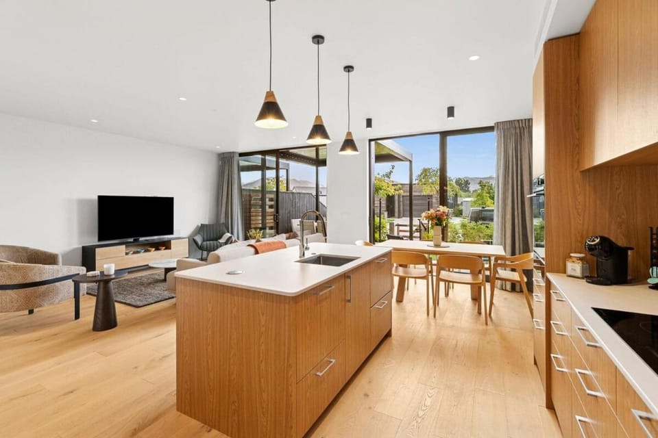 Wanaka Luxury, Outdoor Fire, Sleeps 8 House in Wanaka