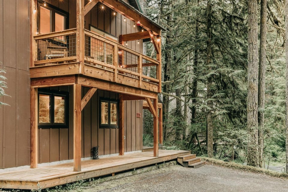 Snowline Cabin 69 - An Elegant Country Home Sleeps 8 Cabin in Glacier