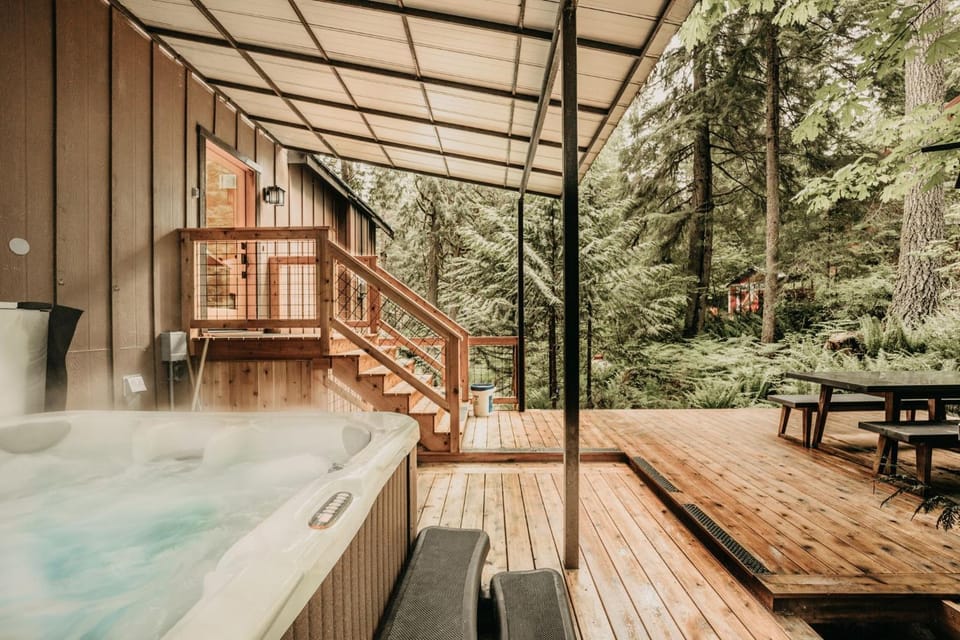 Snowline Cabin 69 - An Elegant Country Home Sleeps 8 Cabin in Glacier