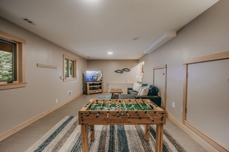 Snowline Cabin 69 - An Elegant Country Home Sleeps 8 Cabin in Glacier