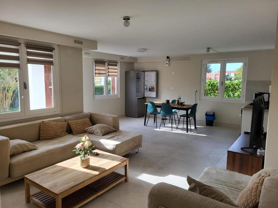 Logement paisible avec jardin, accès plain pied sans escalier, parking et WiFi Apartment in Saint-Étienne
