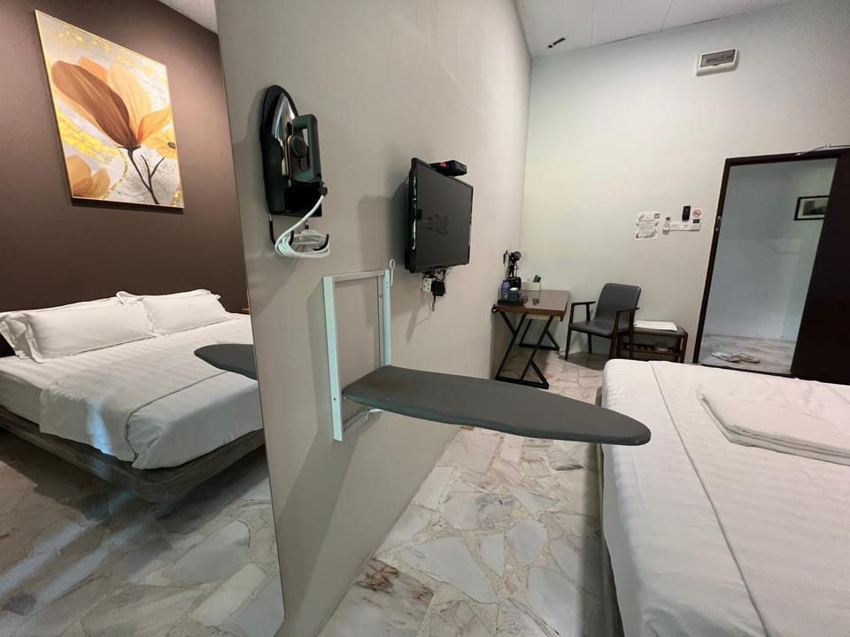 5 mins walking to East Coast Mall JW Guest House Bed and Breakfast in Pahang, Malaysia