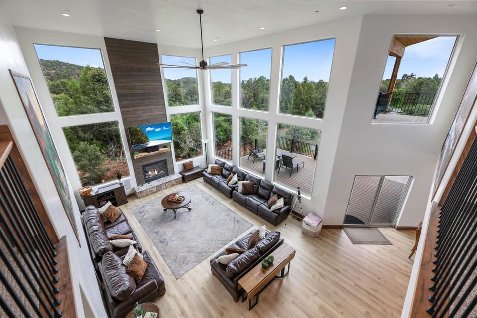 Zion Breeze - New! 6 King Suites, 8 bdrm, Hot Tub, EV, E-Scooters Villa in Utah