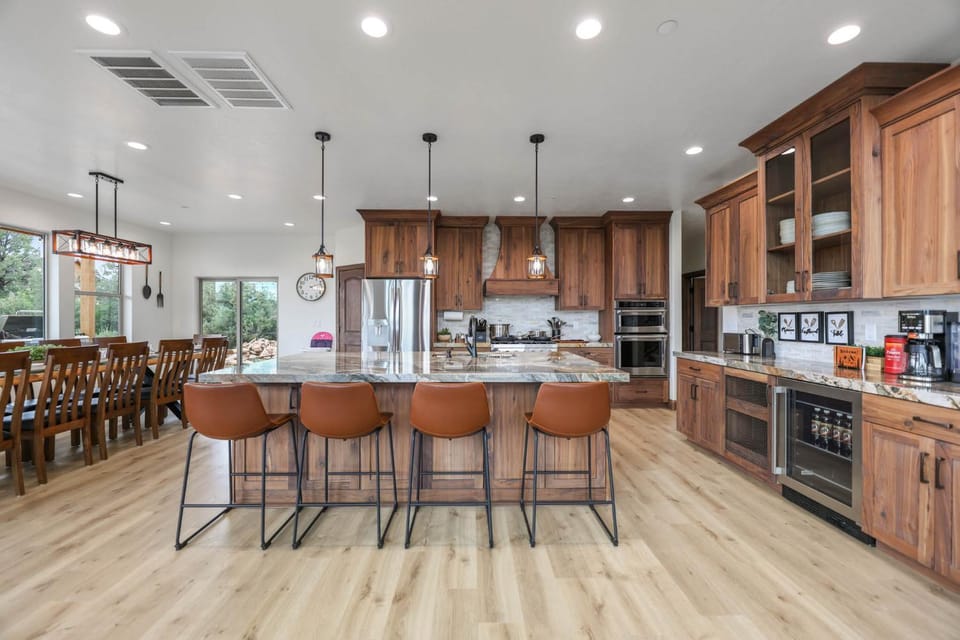 Zion Breeze - New! 6 King Suites, 8 bdrm, Hot Tub, EV, E-Scooters Villa in Utah