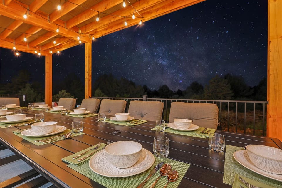 Zion Breeze - New! 6 King Suites, 8 bdrm, Hot Tub, EV, E-Scooters Villa in Utah