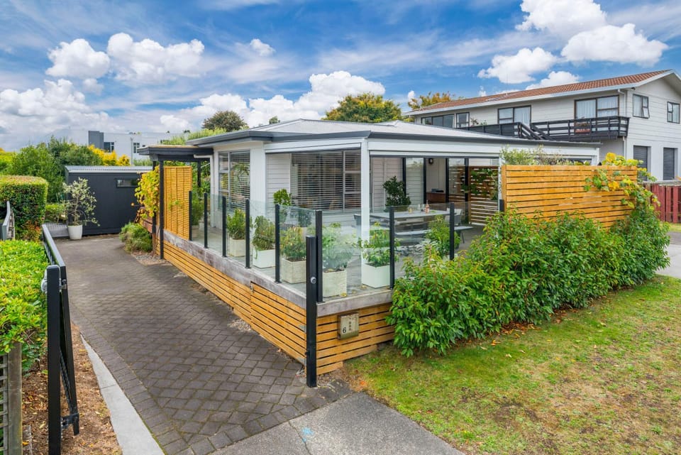 Property building, Patio, Spring, Day, Garden, Garden view