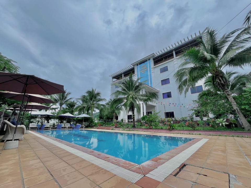 Property building, Day, Pool view, Swimming pool, sunbed