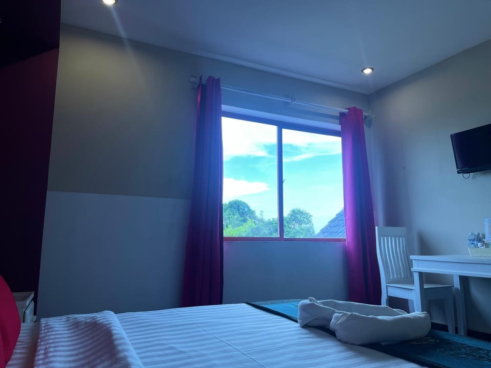 Bed, Natural landscape, TV and multimedia, Photo of the whole room, Bedroom