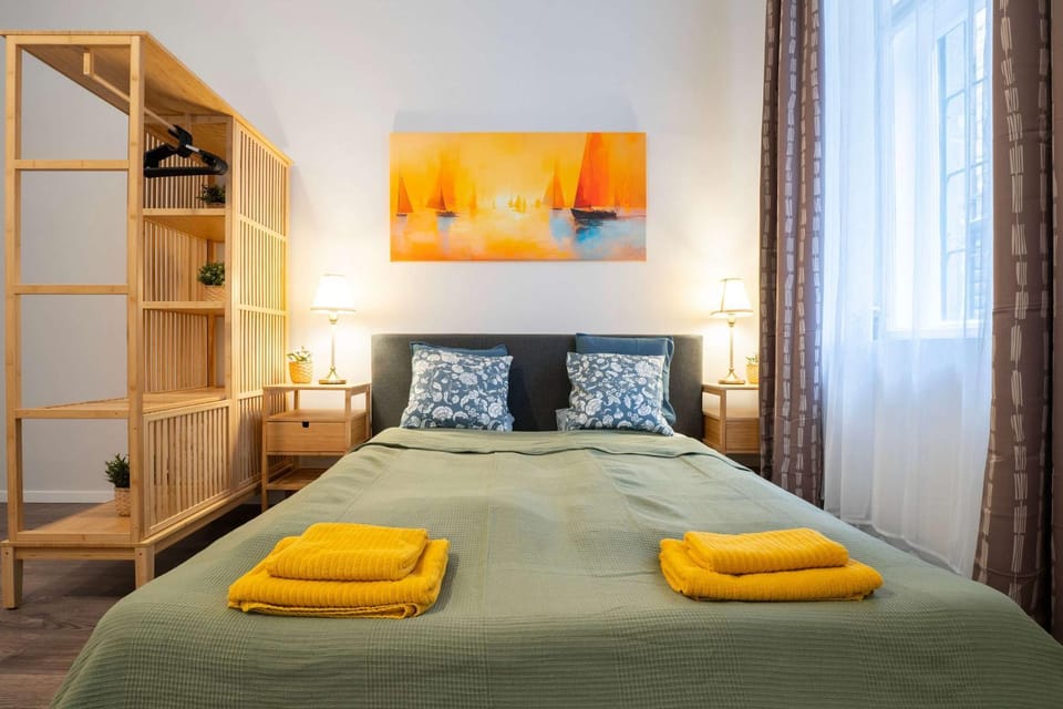 Bed, Photo of the whole room, Bedroom, towels