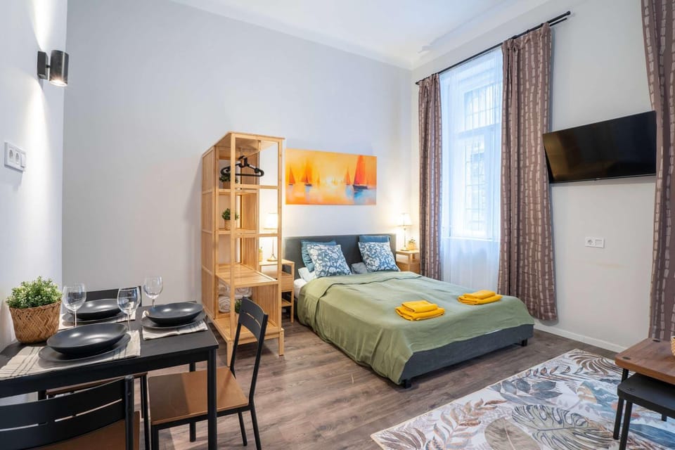 Bed, Living room, Dining area, Bedroom, towels