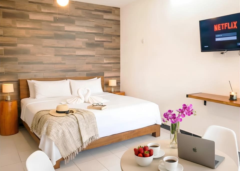 Bed, TV and multimedia, Photo of the whole room, Bedroom, towels