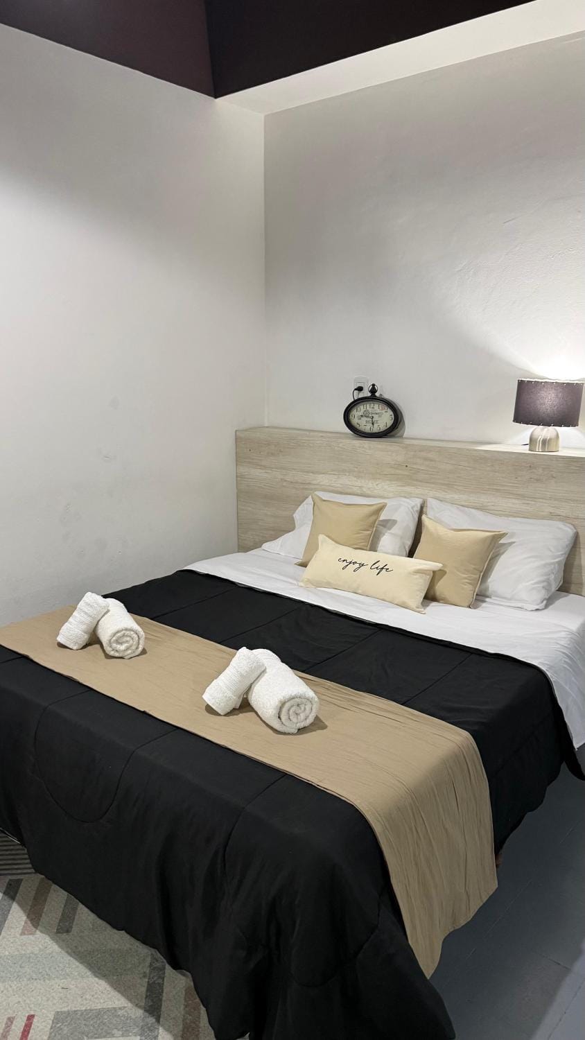 Bed, towels