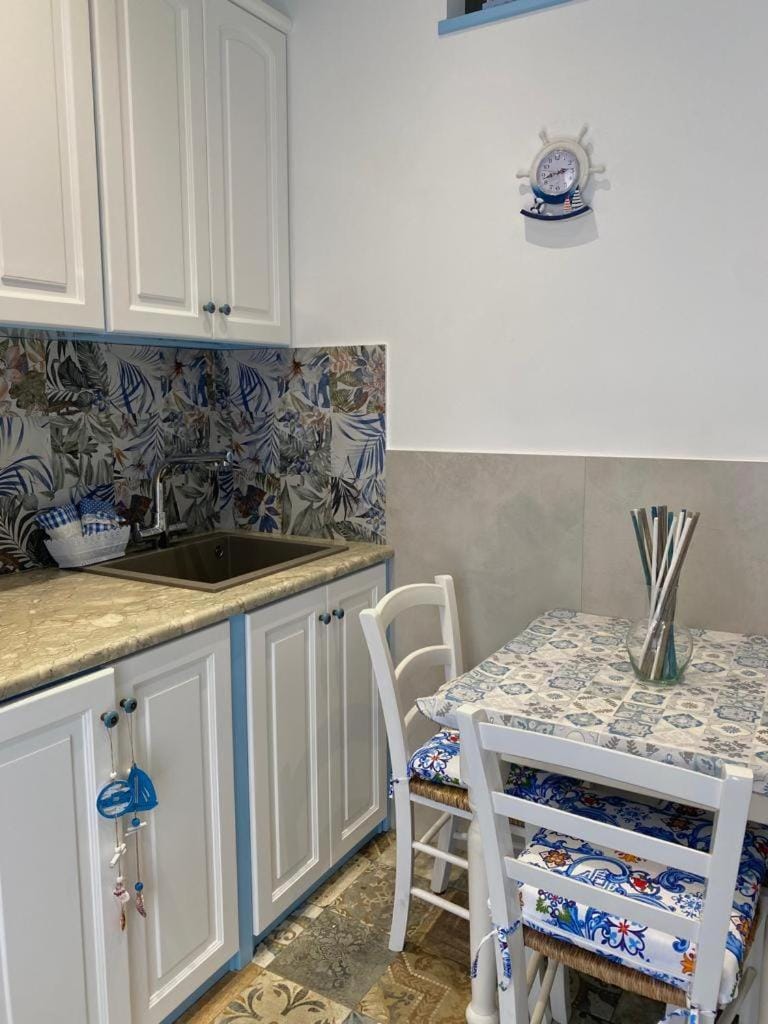 Kitchen or kitchenette, Dining area, stove