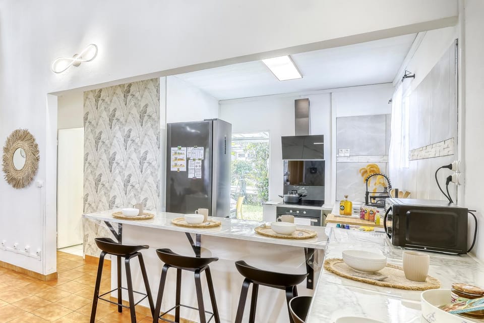 Kitchen or kitchenette, Food and drinks, Dining area, oven, stove