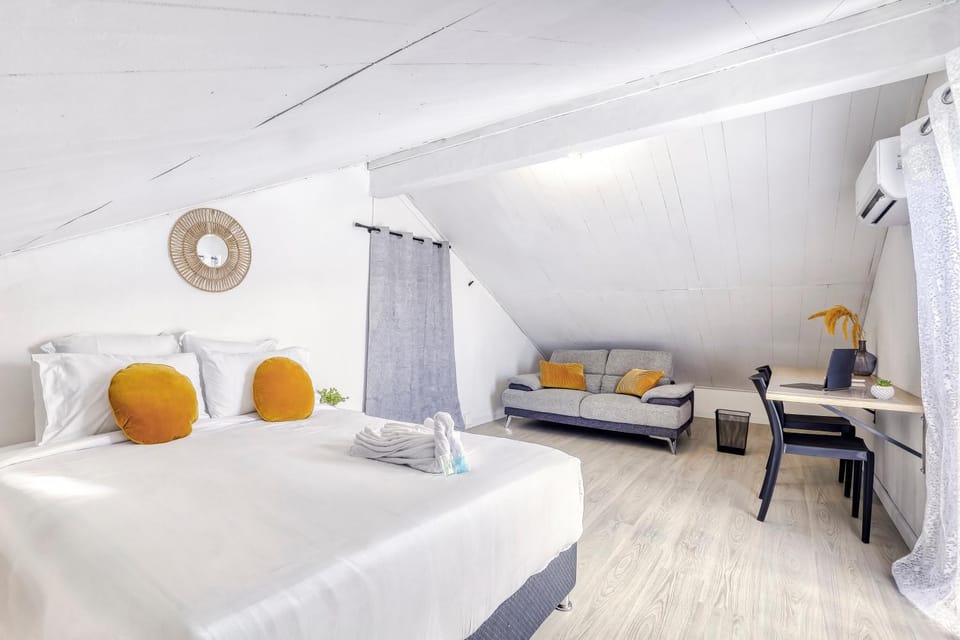 Bed, Living room, Photo of the whole room, Seating area, Bedroom