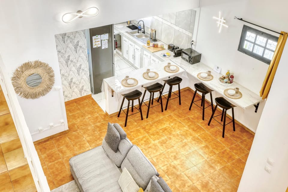 Living room, Food and drinks, Seating area, Dining area