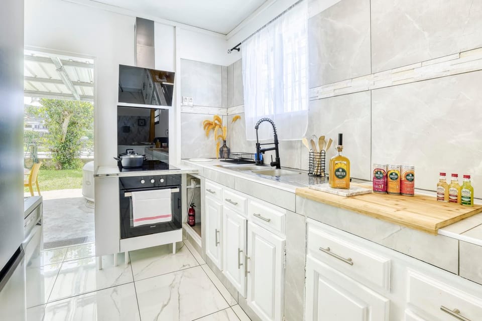 Coffee/tea facilities, Kitchen or kitchenette, dishwasher, oven, stove, toaster