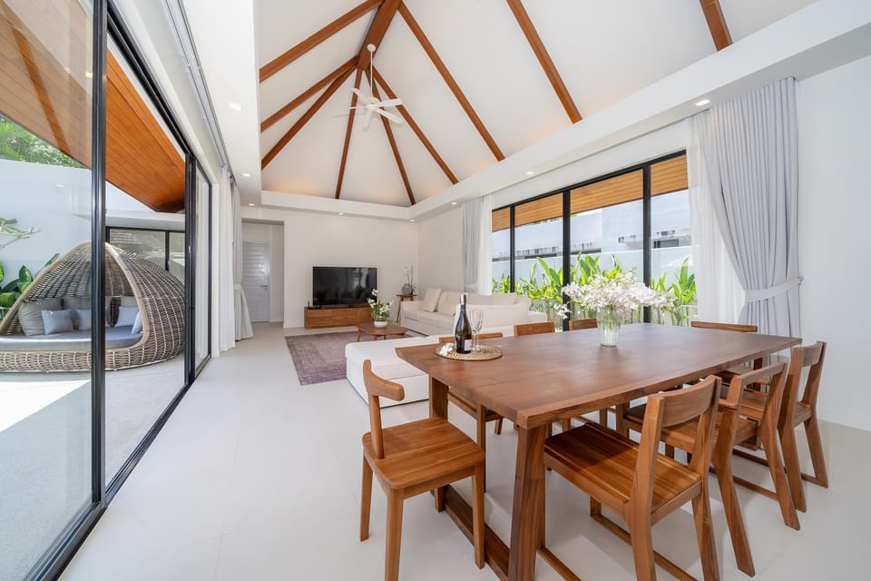 Patio, Communal lounge/ TV room, TV and multimedia, Living room, Seating area, Dining area, Evening entertainment
