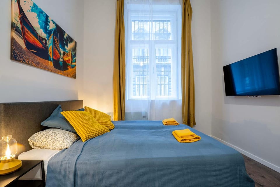 Bed, TV and multimedia, Bedroom