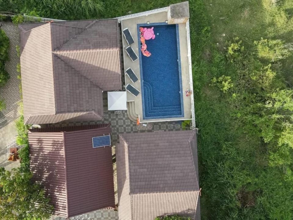 Property building, Day, Swimming pool